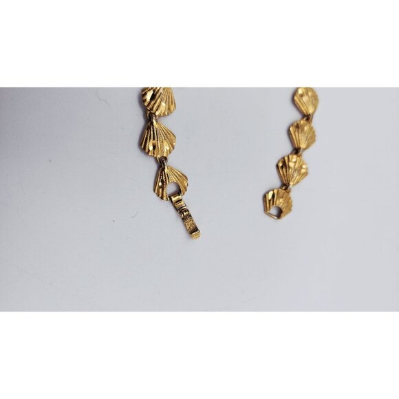 Gold tone shell bracelet 6 3/4" - Picture 2 of 6